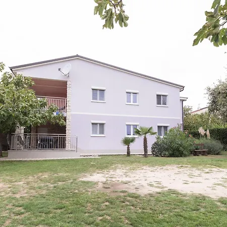 Family With Big Garden Apartman
